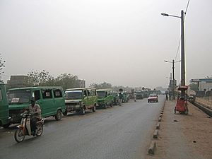 Archivo:Sotrumas in Bamako - 12th February 2005