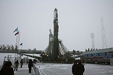Archivo:Soyuz-U with Progress-M59 on launch pad