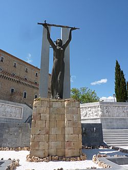 Archivo:Statue outside the Alcazar in Toledo - panoramio