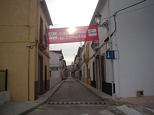 Archivo:Street in Benigembla with election banner