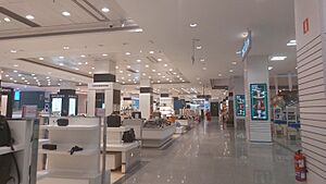 Archivo:Vestíbulo principal de la Planta baja de El Corte Inglés del Marineda City