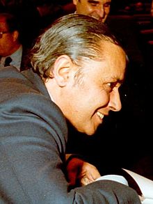 (Cecilio Valverde) Adolfo Suárez junto al vicepresidente primero y de Asuntos de Defensa, en el Congreso de los Diputados. Pool Moncloa. 1979 (cropped).jpeg