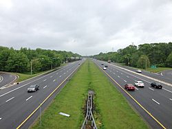 Archivo:2014-05-16 13 44 32 View south along Interstate 295 (Camden Freeway) from the overpass for Sloan Avenue (Mercer County Route 649) in Hamilton Township, Mercer County, New Jersey