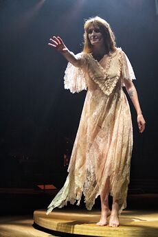 Archivo:2018 Florence and the Machine (44567359532)
