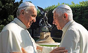 Archivo:5 luglio 2013 - incontro tra Papa Francesco e Papa Benedetto XVI - inaugurazione statua San Michele Arcangelo -