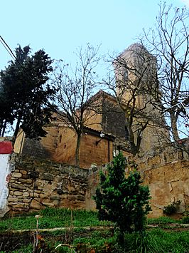 Iglesia parroquial de San Miguel; en el zócalo, restos del castillo