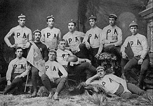 Archivo:Andover football team in 1883 posing for group photo in Phillipian