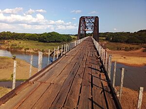 Archivo:Antiguo puente ferroviario sobre el río Pirapó, llamado "Hierro Punta"