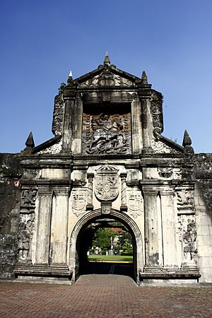 Archivo:Arch of Fort Santiago