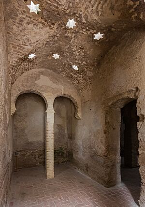 Archivo:Baños moros, Alcázar, Jerez de la Frontera, España, 2015-12-07, DD 81
