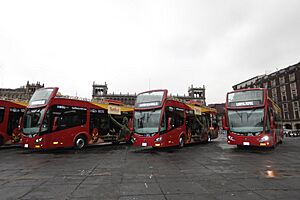 Archivo:Banderazo de 10 Nuevas Unidades de Turibus -i---i- (30926751022)