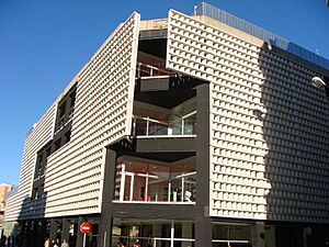 Archivo:Biblioteca Mestre Martí Tauler des de la cruïlla del carrer Aribau