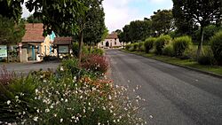 Bourg St-Girons en Béarn place mairie.jpg