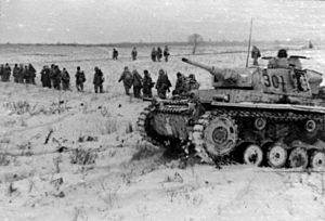 Archivo:Bundesarchiv Bild 101III-Bueschel-090-39, Russland, Grenadiere der Waffen-SS beim Vorgehen