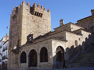Archivo:Caceres torre de Bujaco ermita de la Paz