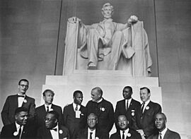 Archivo:Civil Rights March on Washington, D.C. (Leaders of the march posing in front of the statue of Abraham Lincoln... - NARA - 542063 (cropped)