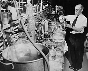 Archivo:Dr. Casimir Funk at work in his new research laboratory on W. 64th Street in New York City