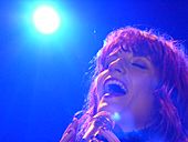 Archivo:Florence + the Machine performing at Terminal 5, New York, 1.11.10