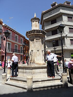 Archivo:Font de la Figuera. Plaça Major. Font