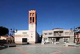 Ayuntamiento e iglesia.