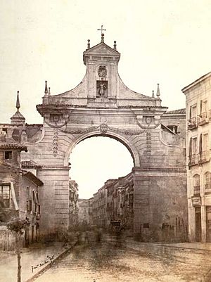 Archivo:Fundación Joaquín Díaz - Arco de Santiago - Valladolid