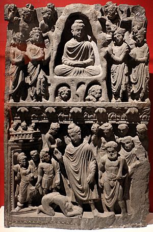 Archivo:Gandhara, rilievo col buddha shakyamuni che medita nella grotta indrashala e il buddha dipankara, II-III secolo