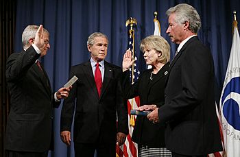 Archivo:George W. Bush attends swearing-in of Mary Peters