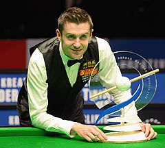 Archivo:German Masters 2015 champion Mark Selby with trophy (Martin Rulsch)
