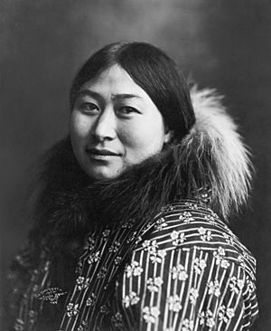 Archivo:Inuit Woman 1907 Crisco edit 2