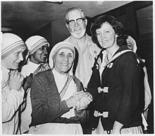 Archivo:Kay Kelly of Liverpool & Mother Teresa in 1980