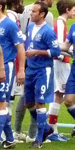 Archivo:Landon Donovan Everton vs Arsenal 2010