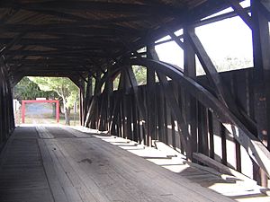 Archivo:Larrys Creek Covered Bridge Interior