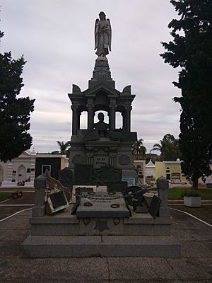 Archivo:Mausoleo de Aparicio Saravia - Santa Clara de Olimar
