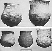 Una imagen en blanco y negro de varias vasijas de cerámica de gran tamaño
