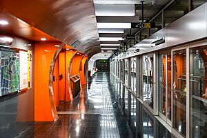 Archivo:Metro de Barcelona Foneria (L10 Sud) (47980248181)