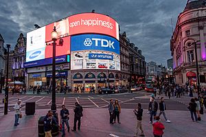 Archivo:Open Happiness Piccadilly Circus Blue-Pink Hour 120917-1126-jikatu