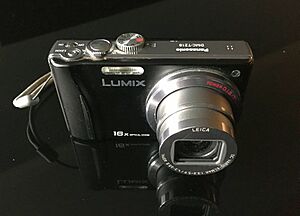 Archivo:Panasonic Lumix DMC-TZ18 digital camera (2010) no.4