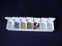 Archivo:Pill box with pills