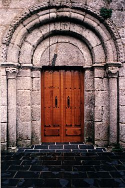 Portada románica de iglesia de S. Xoán de Bardaos (Incio).jpg