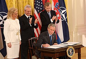 Archivo:President George W. Bush signs the NATO accession protocols in the East Room of the White House