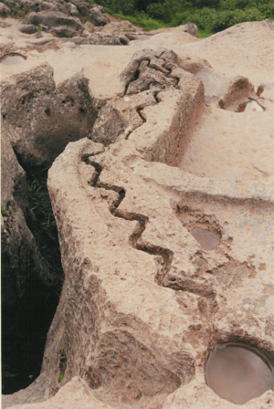 Archivo:Qenko Archaeological site - snake