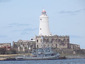 Archivo:R.O.U. 27 Banco Ortiz atracado en Isla de Flores, Uruguay.