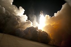 Archivo:STS-130 exhaust cloud engulfs Launch Pad 39A