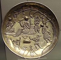 Archivo:Silver gilt dish Tabaristan 7th 8th century