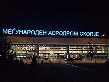 Archivo:Skopje Airport - View of the main entrance by night (2018)