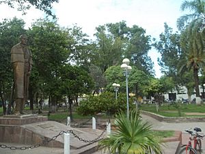 Archivo:Statue of Manuel Belgrano in Belgrano Square, San Pedro de Jujuy