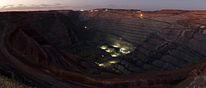 Archivo:The Super Pit at dusk - panoramio