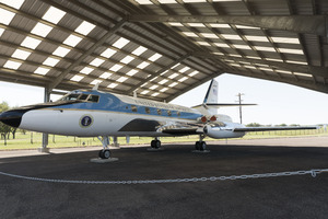 Archivo:The airplane that is sometimes jokingly referred to as "Air Force One-Half," although any plane that carries the president of the United States is Air Force One when it's in the air. This Lockheed LCCN2014633808