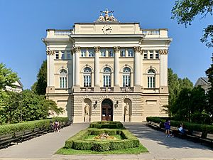 Archivo:University of Warsaw Main Campus, Warsaw, Poland, 2019, 03