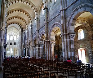 Archivo:Vézelay Basilique Ste. Marie Madeleine Innen Langhaus Ost 1